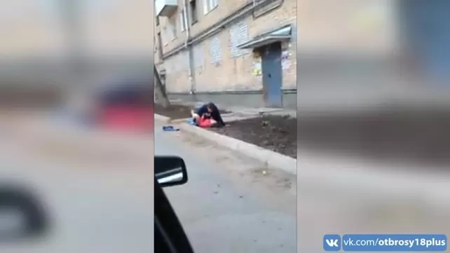 Бомж трахает пьяную уснувшую на улице бабу: видео найдено