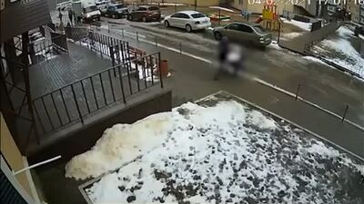 В Воронеже мужчина выпрыгнул из окна многоэтажки и упал на коляску с ребёнком