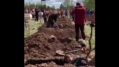 Соревнования по скоростной копке могил