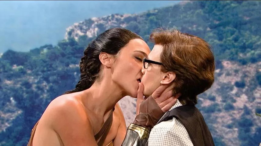 Gal Gadot и Kate Mckinnon лесбийский поцелуй на scandalplanet.com смотреть  онлайн или скачать