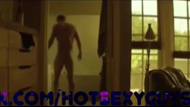 Пенис мужчины без трусов